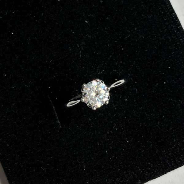 Exquisite Classic Luxury Silver Diamond Ring - Image 3