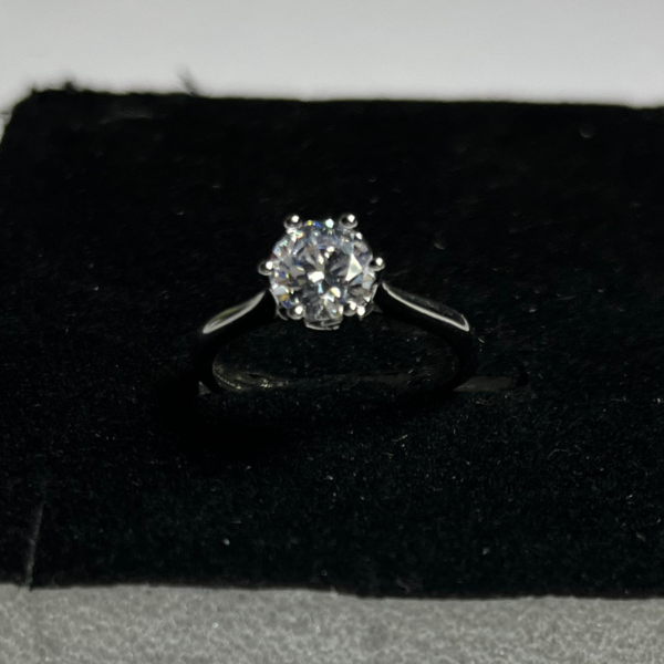 Exquisite Classic Luxury Silver Diamond Ring - Image 2